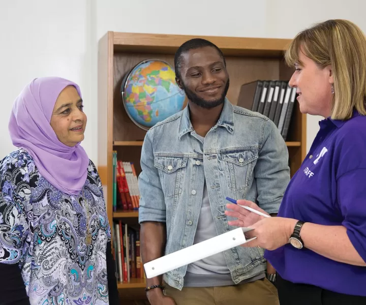 woman and man talking to y employee